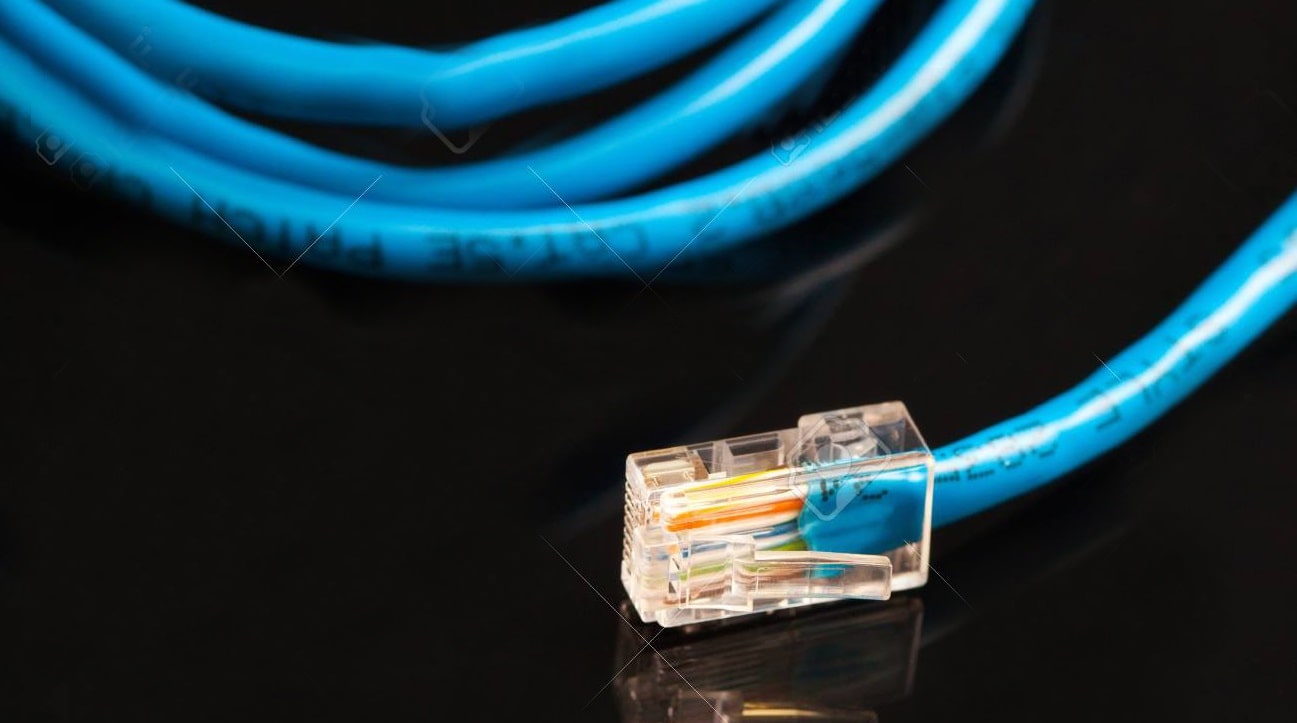 Avec un câble ethernet